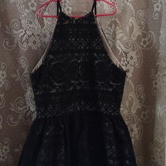 Elegant Black Lace Halter Dress - Picture 4 of 10